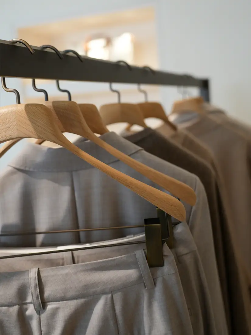 Vêtements sur cintres en bois